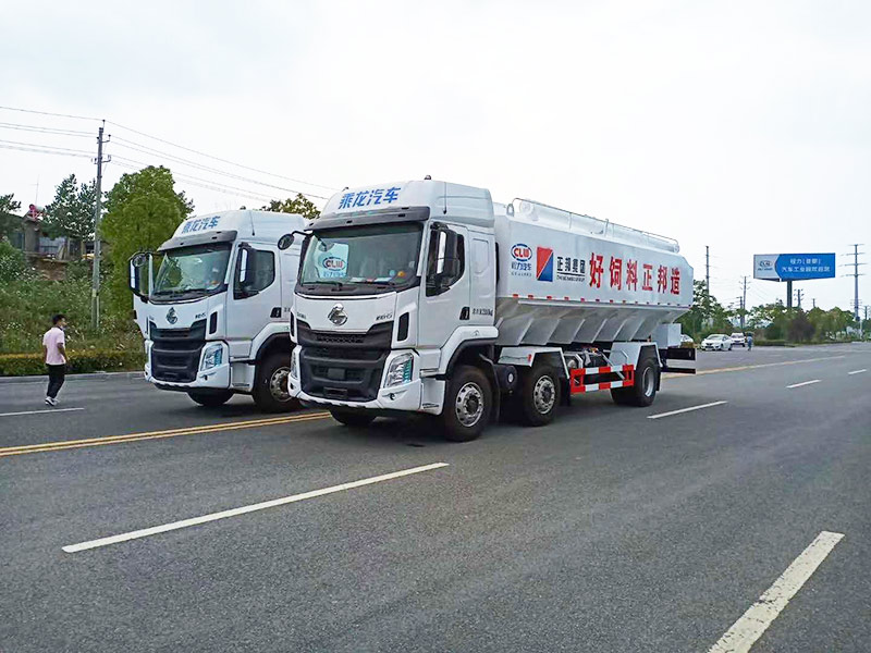 國(guó)六柳汽乘龍小三軸散裝飼料運(yùn)輸車(chē)